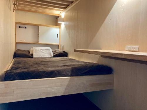 Tempat tidur dalam kamar di Santiago Guesthouse Kyoto