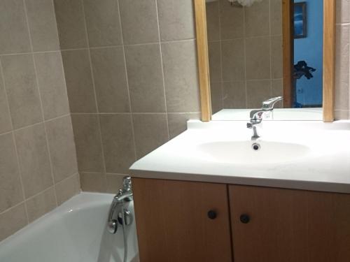 a bathroom with a sink and a bath tub at Appartement Valloire, 2 pièces, 4 personnes - FR-1-263-399 in Valloire