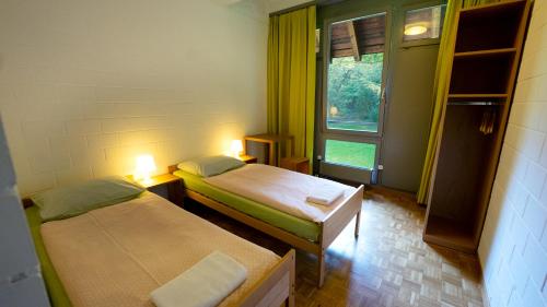 Llit o llits en una habitació de Luzern Youth Hostel