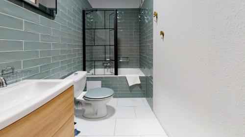 une salle de bain avec toilettes, lavabo et baignoire dans l'établissement Le Neubau, à Colmar