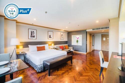 um quarto de hotel com uma cama e uma sala de estar em Alt Hotel Nana by UHG em Bangkok