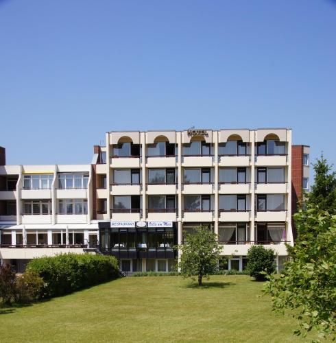 an apartment building with a lawn in front of it at Villa am Meer in Grömitz