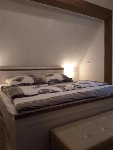 a bedroom with a large bed with at Ferienapartment-Monteurwohnung-Muldestausee in Pouch