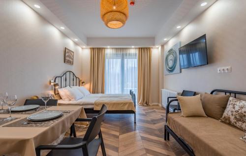 - un salon avec un canapé et une salle à manger dans l'établissement New Gudauri Neo Apartment 306, à Goudaouri