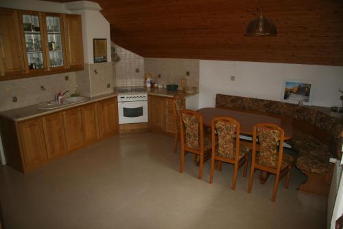 Kuchyň nebo kuchyňský kout v ubytování Guest House Kveder