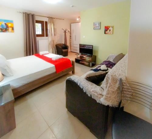 A bed or beds in a room at Sundays Family House/Studio