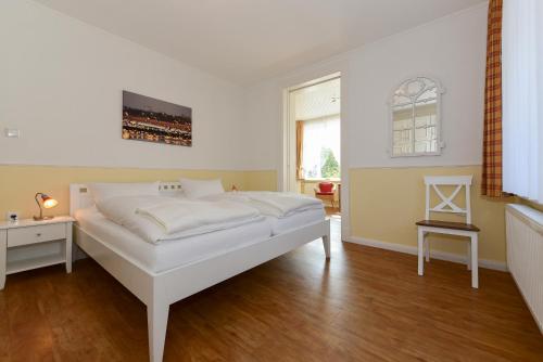 En eller flere senge i et værelse på Pension Hilligenlei Zi 04 DZ