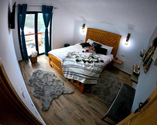 سرير أو أسرّة في غرفة في Casa de sub Munte Fundata2