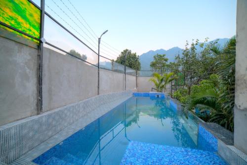 Swimming pool sa o malapit sa Yogved Hospitality & Resort
