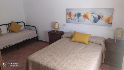 1 dormitorio con 2 camas y 2 mesitas de noche en Villa Alcor, en Beas