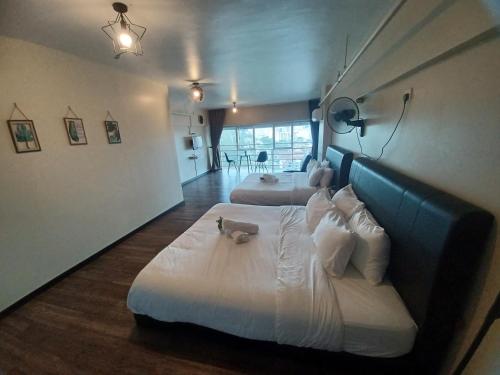 una camera da letto con un grande letto con lenzuola bianche di Back to Earth at The CEO Studio Penang - Kids under 12 not allowed a Bayan Lepas