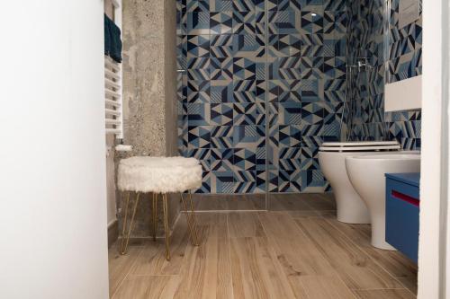 ein Bad mit einem WC und einer blauen Wand in der Unterkunft Dea Casa Vacanze in Salerno