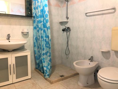 a bathroom with a shower and a toilet and a sink at Il Giardino Degli Angeli in Presicce