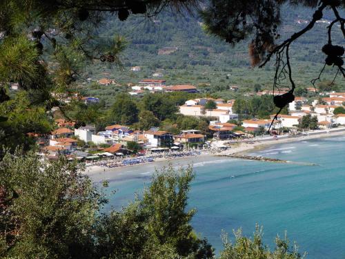 vista su una spiaggia con un gruppo di edifici di Blue Sea Beach Hotel a Skala Potamias