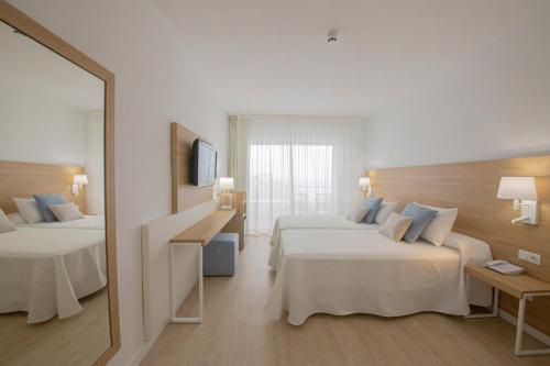 Postel nebo postele na pokoji v ubytování Hotel Cala Font