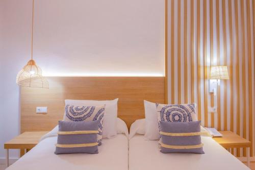 Postel nebo postele na pokoji v ubytování Hotel Cala Font