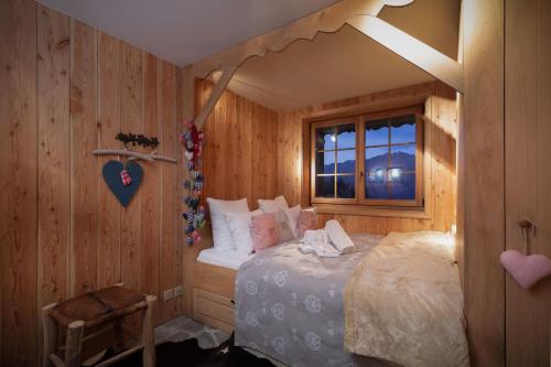 a bedroom with a bed and a window at Chalet La Tsoum in Riddes