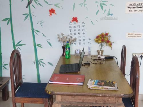 una mesa de madera con un ordenador portátil encima en Superinn home stay& guest house, en Agra