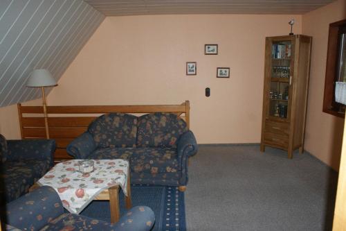 una sala de estar con un sofá y una mesa en Dat hyggelige Ferienhus in Kappeln, en Kappeln
