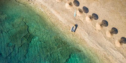 una vista aérea de una playa con rocas y un barco en Sirena Mobile Homes, en Novigrad Istria