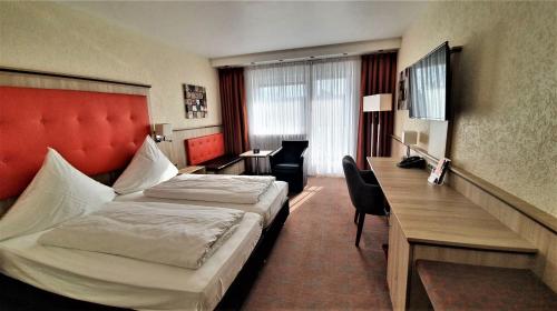 Dreispitz -B&B-Hotel Garni tesisinde bir odada yatak veya yataklar