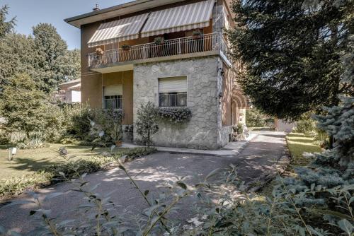 a house with a balcony on the side of it at Sentirsi a casa, lontano da casa-feel at home away from home in Caronno Pertusella