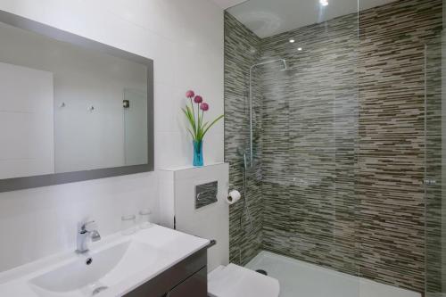Ένα μπάνιο στο Villa Porto Colom Select