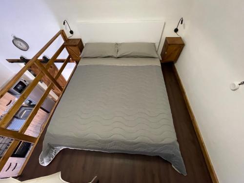 カターニアにあるTheRoomのはしご付きの小さな部屋のベッド1台