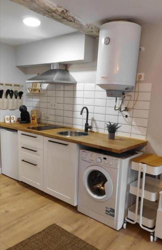 een keuken met een wasmachine en een wastafel bij Estudio Casco Vello in Vigo