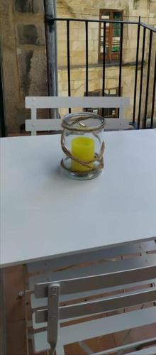 een glazen kom met een kaars op een tafel bij Estudio Casco Vello in Vigo