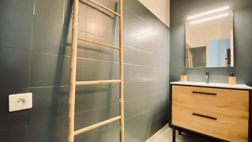 La salle de bains est pourvue d'une échelle en bois et d'un lavabo. dans l'établissement Le Châtaignier Modern center parking garden, à Antibes