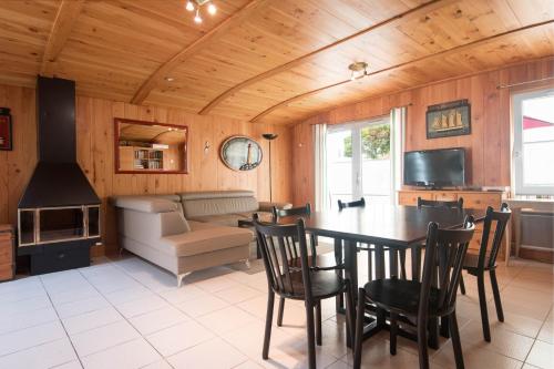 une cuisine et une salle à manger avec une table et des chaises dans l'établissement Maison Trémiere, à La Flotte