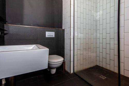 Łazienka z białą toaletą i umywalką w obiekcie 514 Wex1 Modern Studio Apartment w Kapsztadzie