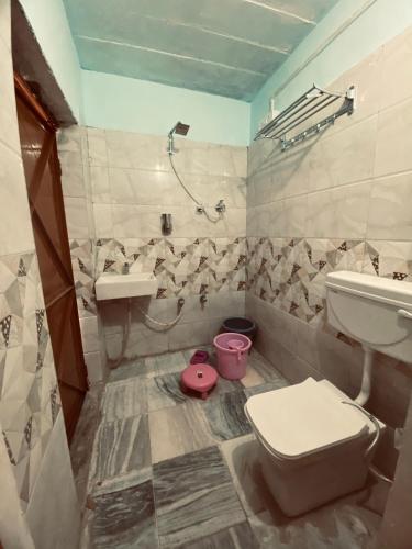 a bathroom with a toilet and a sink at Jawai Bagpackers Hostel in Sheoganj
