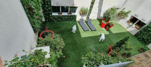 an overhead view of a garden with plants and benches at City Loft Apparthotel in Dijon