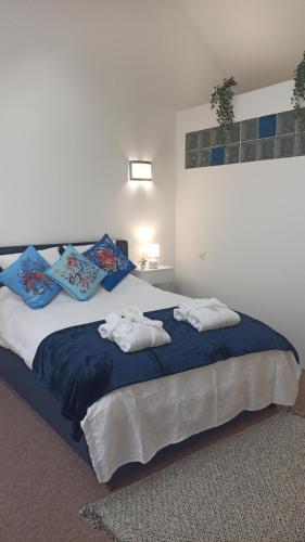 une chambre avec un lit avec des serviettes dessus dans l'établissement Petite propriété de prestige entre Paris et Disneyland, à Le Plessis-Trévise