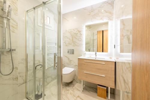 une salle de bain avec une douche, des toilettes et un lavabo dans l'établissement Large studio - 50m Cannes beach - terrace sea view, à Cannes