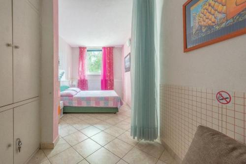 Posteľ alebo postele v izbe v ubytovaní Apartment in Okrug Gornji with sea view, terrace, air conditioning, WiFi 5046-1