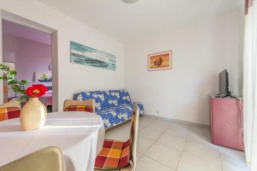 Posedenie v ubytovaní Apartment in Okrug Gornji with sea view, terrace, air conditioning, WiFi 5046-1