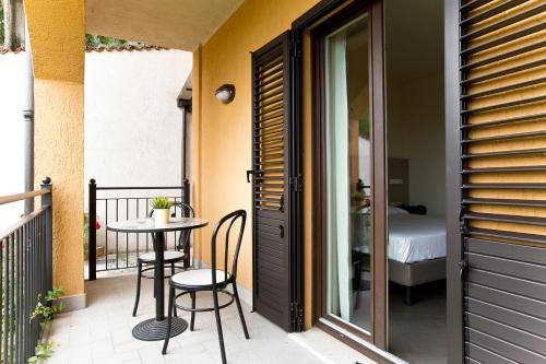 a patio with a table and chairs on a balcony at Hotel Belvedere in Manerba del Garda
