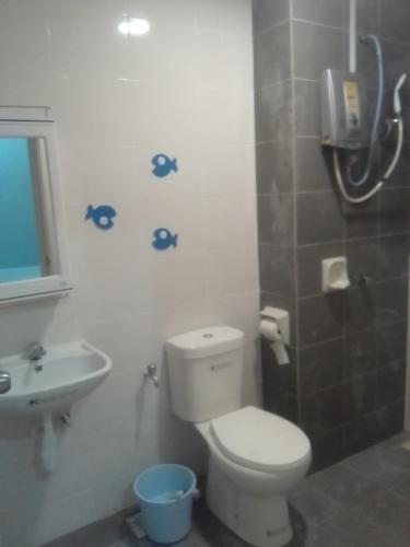 un baño con inodoro y lavabo en CENTRAL OF MELAKA TOWN-2 room type, en Melaka