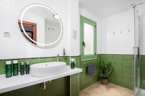 卡萊塔德菲斯泰的住宿－The Coffee House 1 - Luxury Apartment in Caleta de Fuste，一间带水槽和镜子的浴室