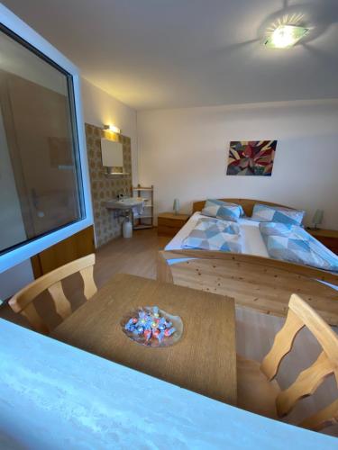 1 dormitorio con 1 cama grande y 1 mesa en Haus Sonnenspitze - Fam. Nessler, en Biberwier