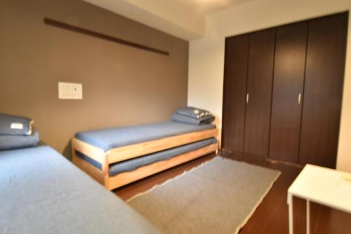 Postel nebo postele na pokoji v ubytování Enzo Shin-Osaka C