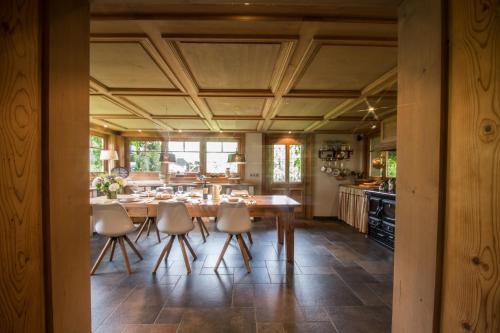 une cuisine avec une table et des chaises dans une pièce dans l'établissement Paccard Locations Chamonix, à Chamonix-Mont-Blanc