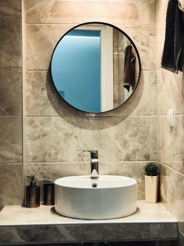 Ванная комната в Beautiful designer Apartment new near Akropolis
