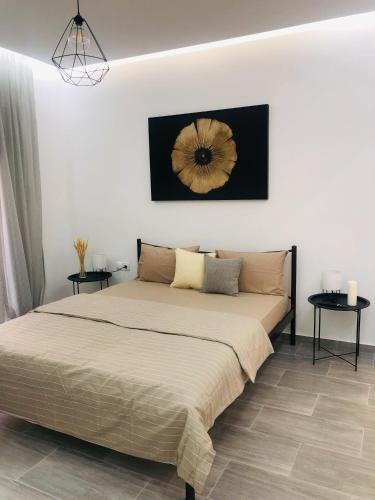 Кровать или кровати в номере Beautiful designer Apartment new near Akropolis