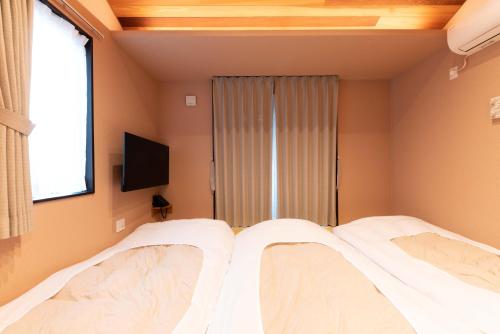 Televisyen dan/atau pusat hiburan di SYLA HOTEL 箱根強羅 West - SYLA HOTEL HAKONE GORA West