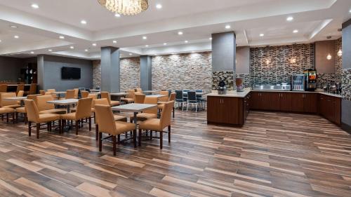 a restaurant with tables and chairs and a bar at Best Western Plus Philadelphia Convention Center Hotel in Philadelphia