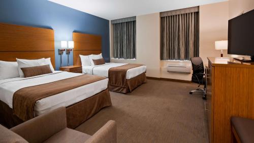 een hotelkamer met 2 bedden en een flatscreen-tv bij Best Western Plus Philadelphia Convention Center Hotel in Philadelphia